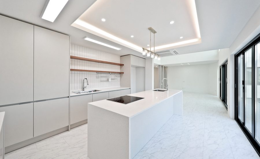 The face-to-face kitchen is characterized by two sink bowls